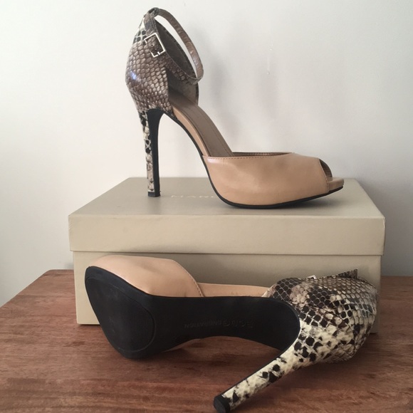 BCBG snake skin ankle strap heel - Picture 2 of 6